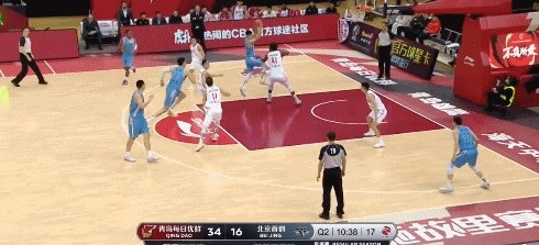 在青岛和北京的比赛中,亚当斯和刘传兴表现怎么样?